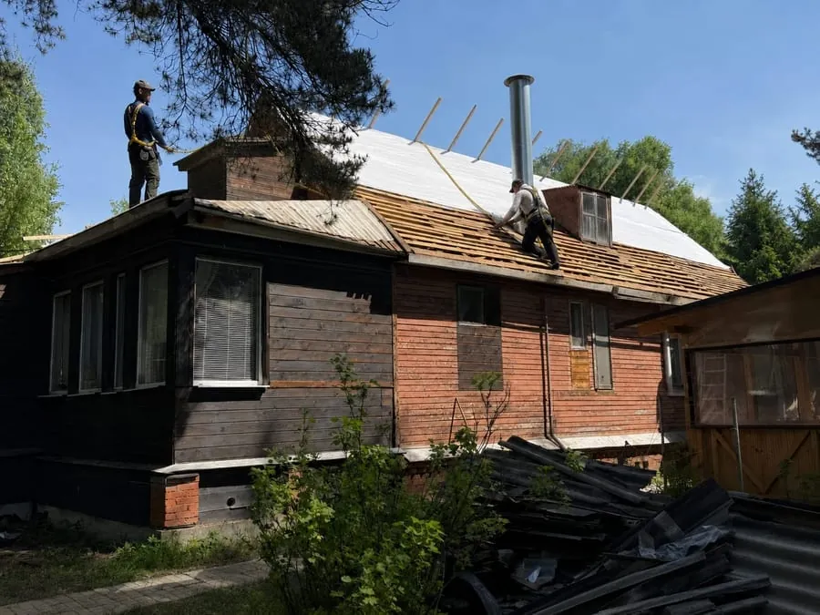 Замена кровли на дачном доме: монтаж кровли в процессе