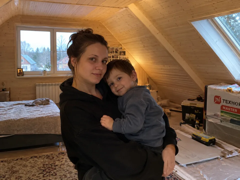 Женщина с ребёнком в мансарде с деревянной отделкой